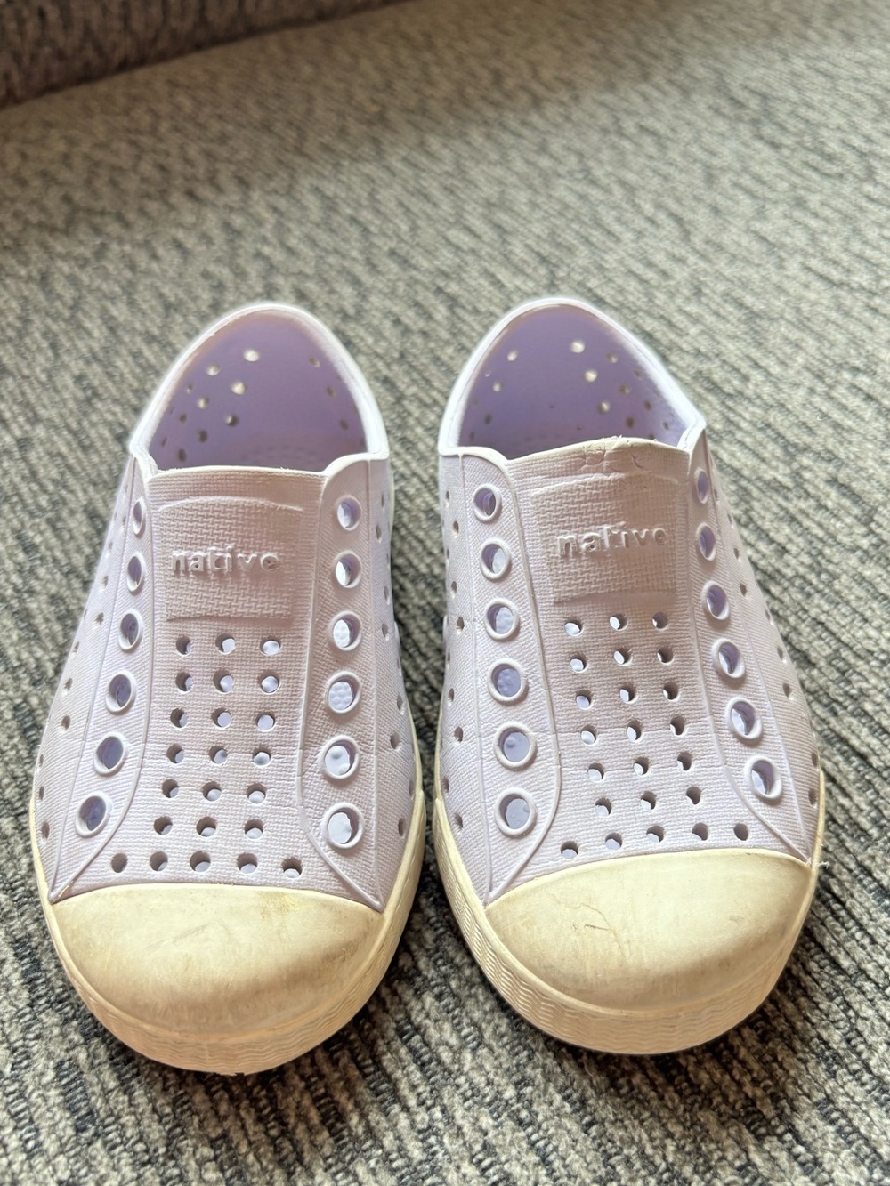 Native Kids Water Shoes Slip-On in Light Lavender and White